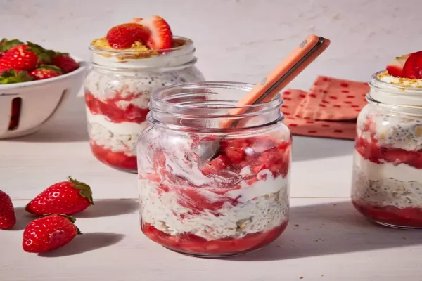 Strawberry Cheesecake Overnight Oats