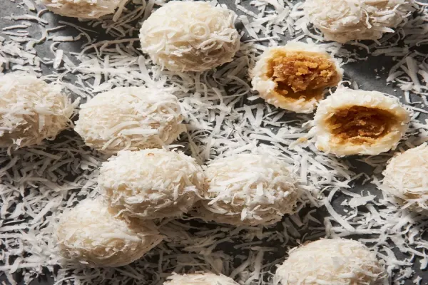 Khanom Tom Coconut Balls