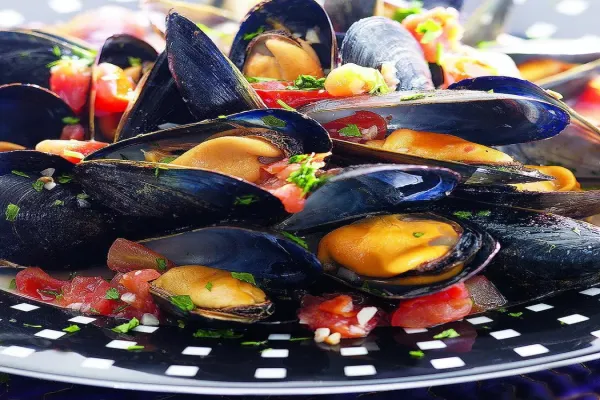 Steamed Mussels in Tomato Broth